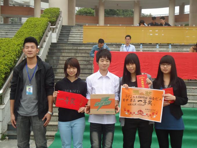 选手和评委老师合影