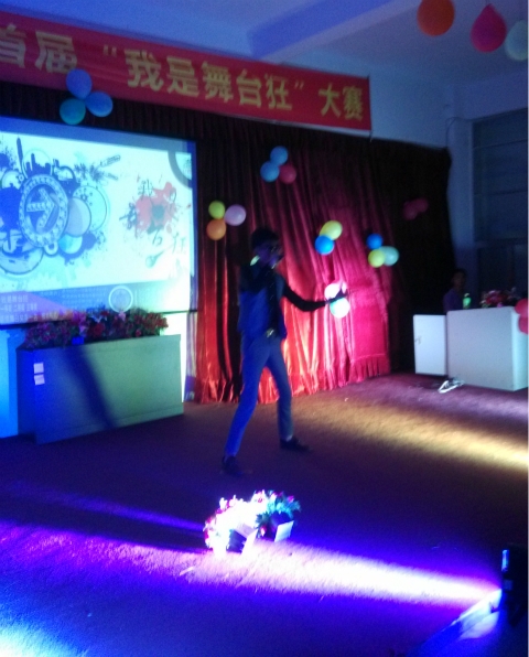 主持人出场
