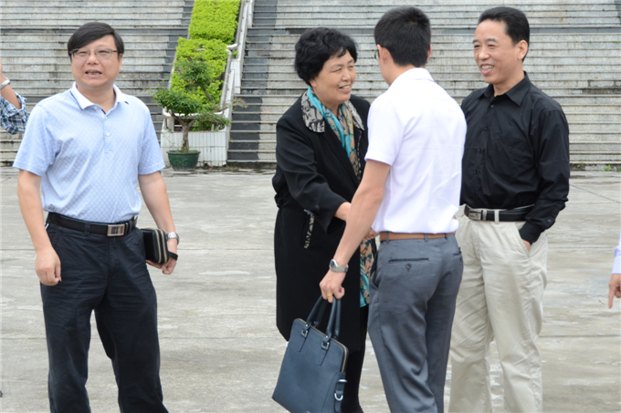 ��᳤һ���ܵ���Ժ�쵼������Ӵ�