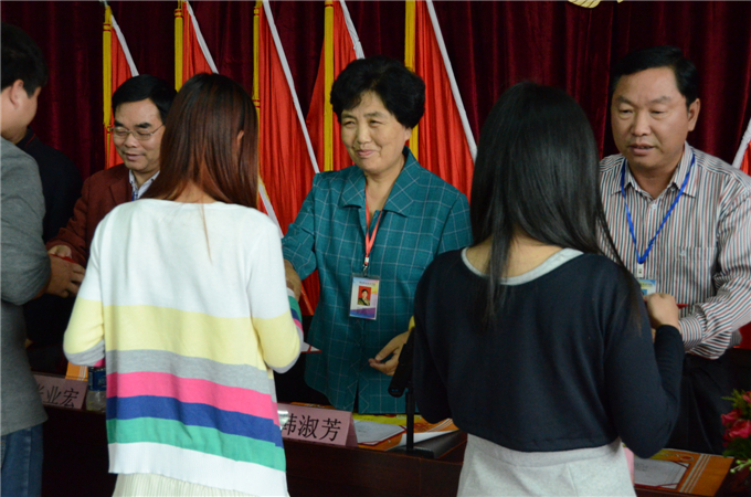 ѧԺ�쵼Ϊ����Ա�佱