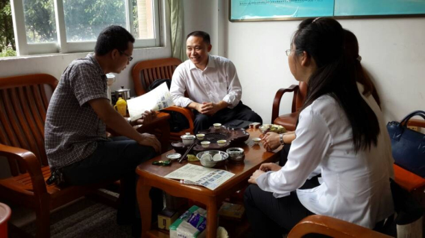 宣讲会前吴助理与企业人员进行交谈