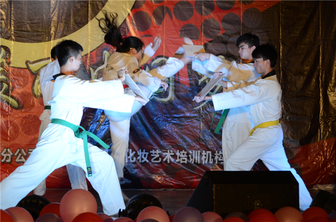 ��ȭ������