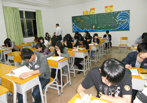 ����ʦָ��ѧ������ʵѵ