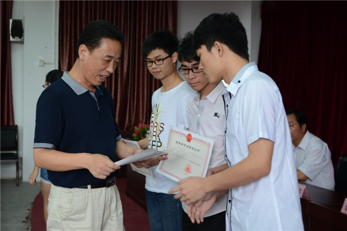 κԾ����Ժ��Ϊ����ҽ�ѧ���ͬѧ�佱