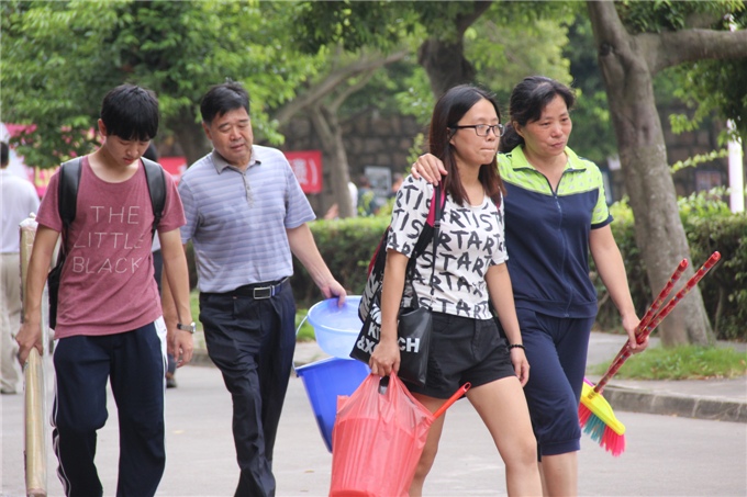 ��������ѧ������ĸ�׺�����һ·��Ů������ǧ������