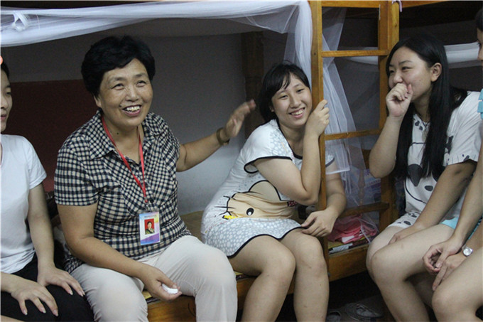 韩书记和新生拉家常,宿舍笑声一片。