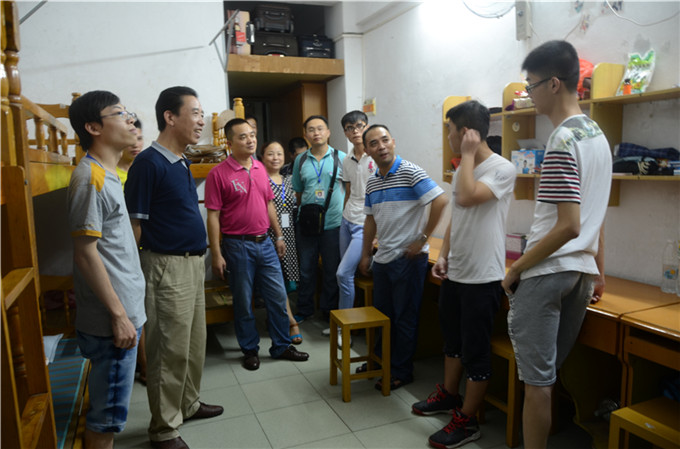 魏副院长看望男生,询问大家的生活情况