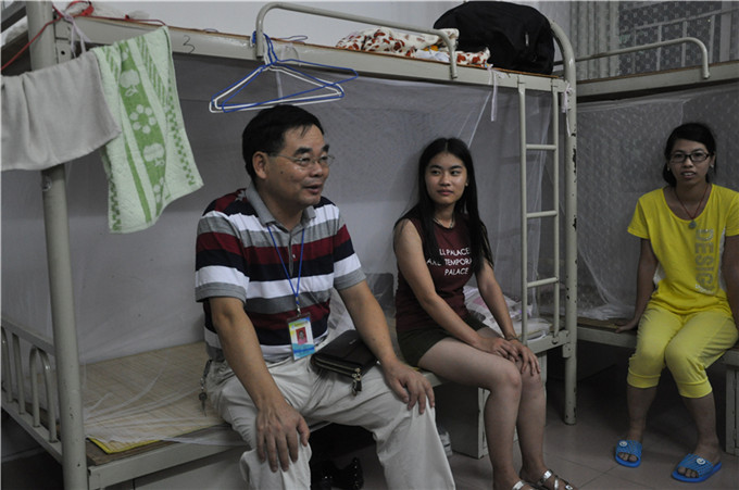 张业宏副书记勉励同学们学会独立生活