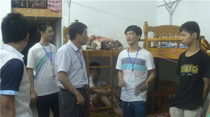 刘教林助理与学生交流