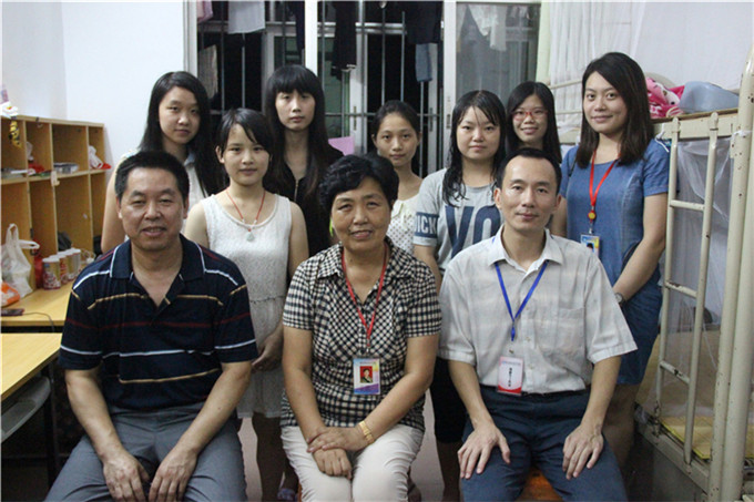 领导和新生合影