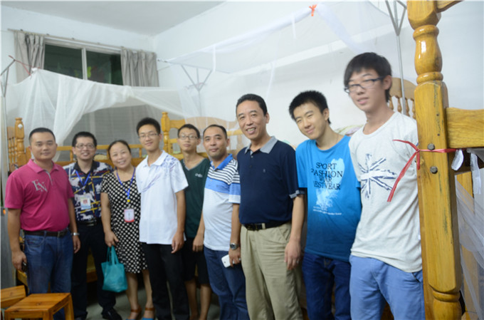 领导和新生合影