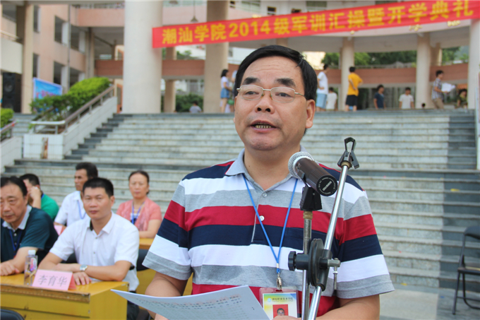 党委副书记张业宏宣读《关于表彰2014级学生军训先进个人的决定》