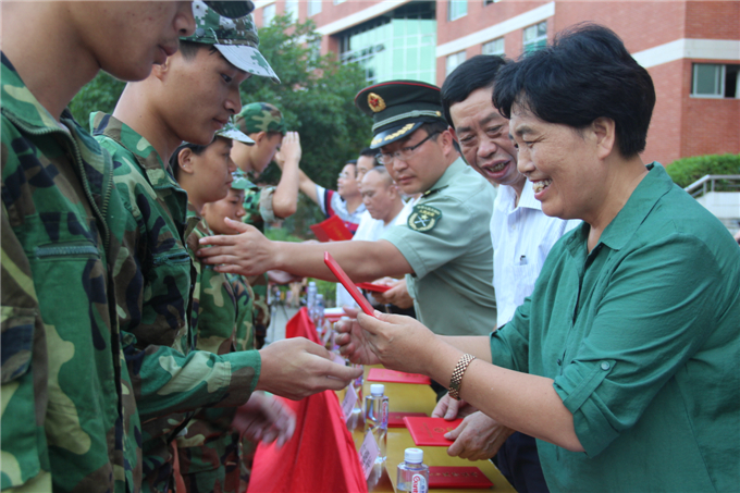 学院领导为获奖新生颁奖