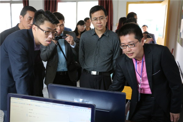 嘉宾察看速贸通网店操作