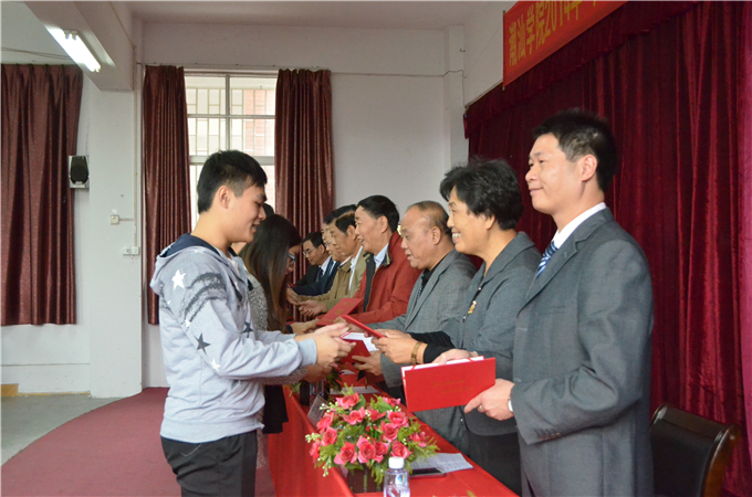 领导嘉宾为获奖学生颁奖