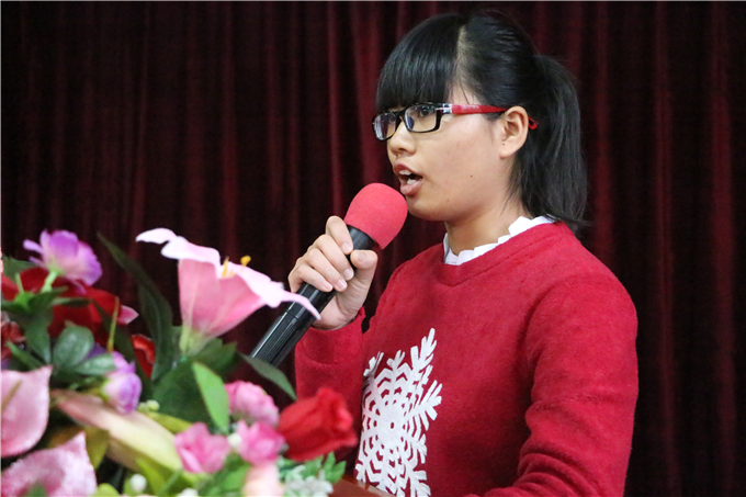 学生代表李海琳发言