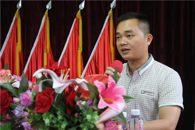 团委副书记钟逍彬主持大会