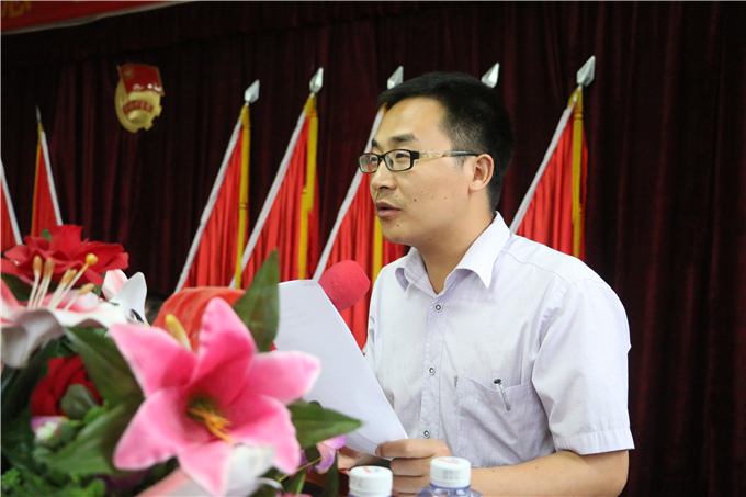 团委书记王克明宣读表彰大会