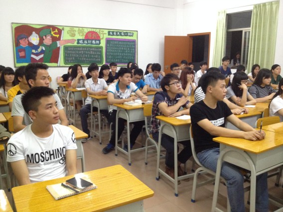 座谈会学生聆听讲话