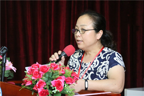 经济管理系主任李晓艳代表组委会作总结