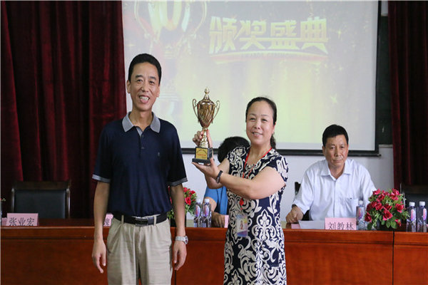 副院长魏跃进颁发最佳组织集体奖