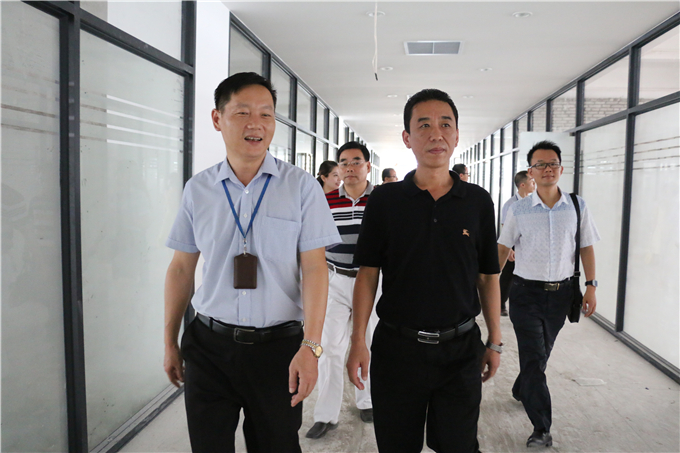 学院副院长魏跃进参观园区