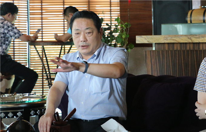 柏亚集团董事长吴桂标在交流会上讲话