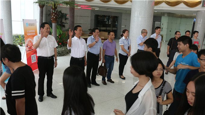 ˫���쵼���ſڻ�ӭѧ��