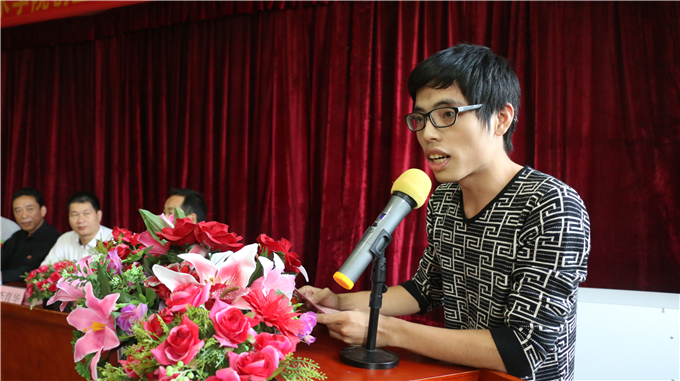 往届优秀创业学生代表林培旭发言