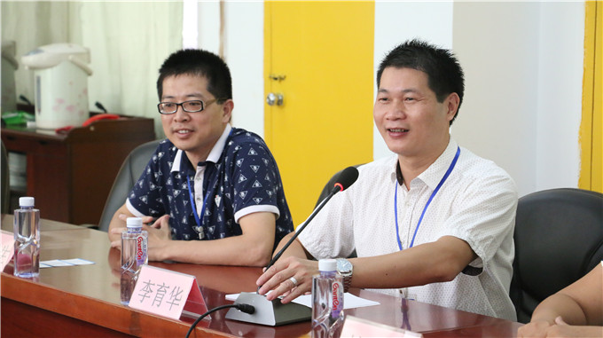 党政办主任李育华主持会议