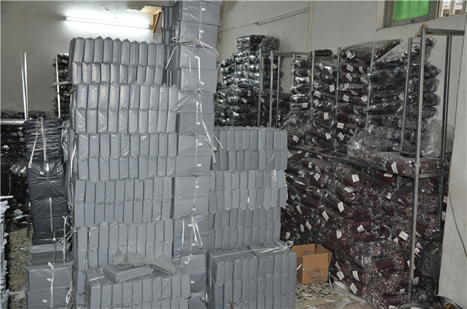 堆积如山的待发货物