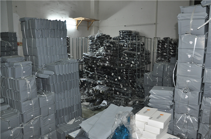 堆积如山的待发货物