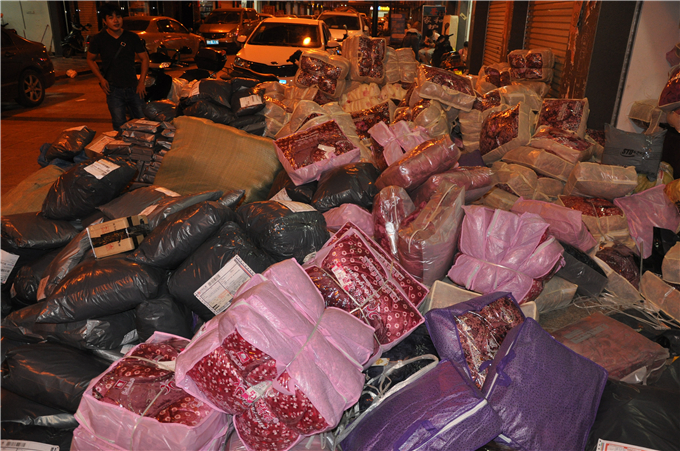 待打包的货物堆满了门口