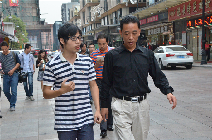 学院副院长魏跃进走访看望校外创业学生