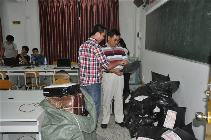 学院党委副书记张业宏看望校内创业学生,询问关心双十一发货情况