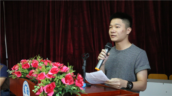 获奖学生代表郑洁鸿发言