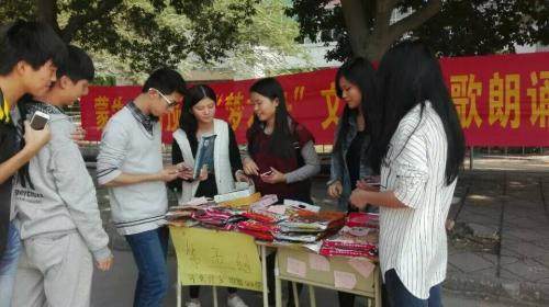 摊主在推销商品