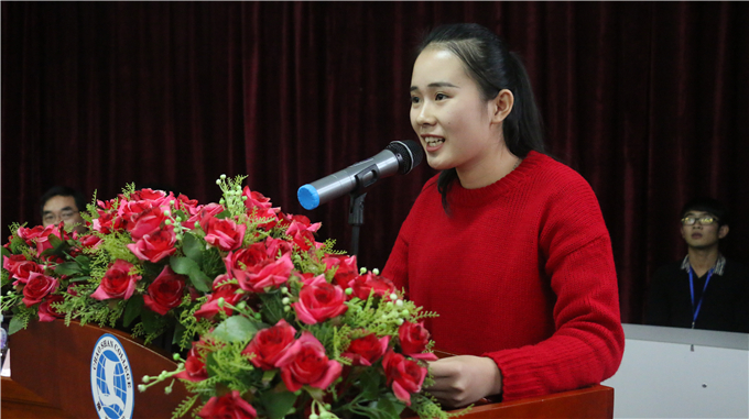 新生代表劳小秘同学发言