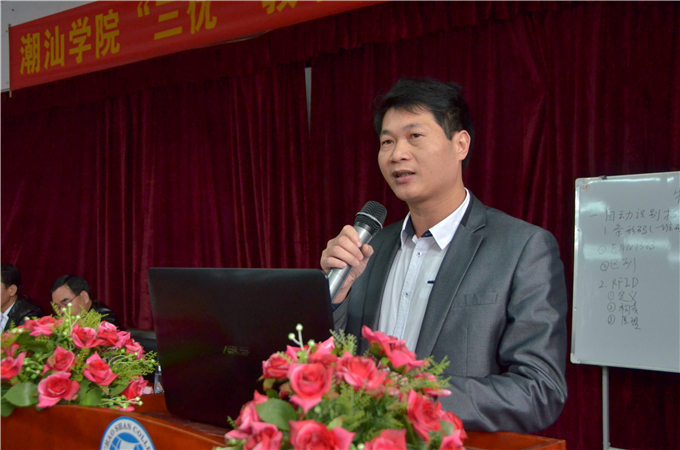 党政办主任李育华宣读表彰决定