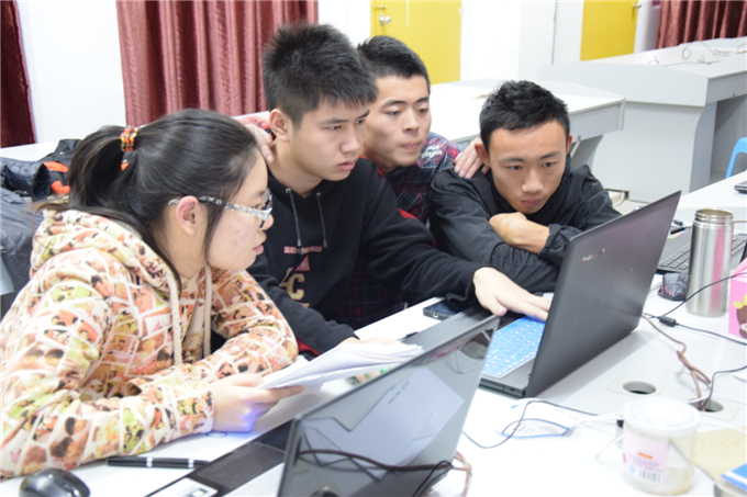 参赛学生积极备战