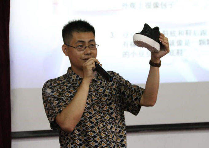 �����ж���Ь�����