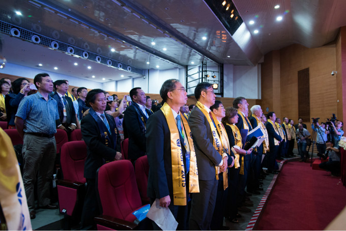 全体成员共唱会歌