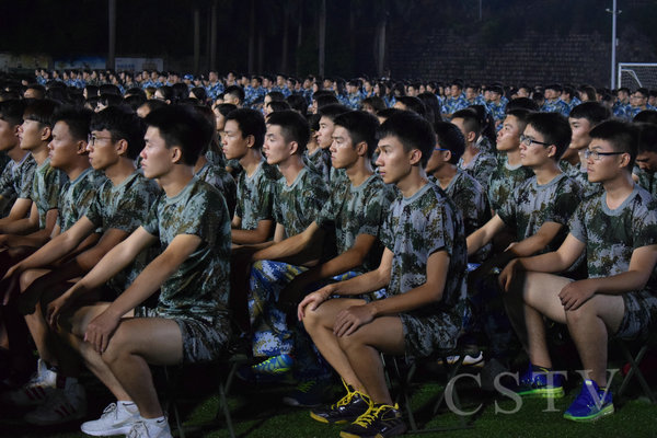 01新生认真聆听