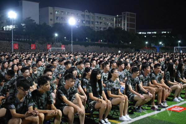 02新生认真聆听