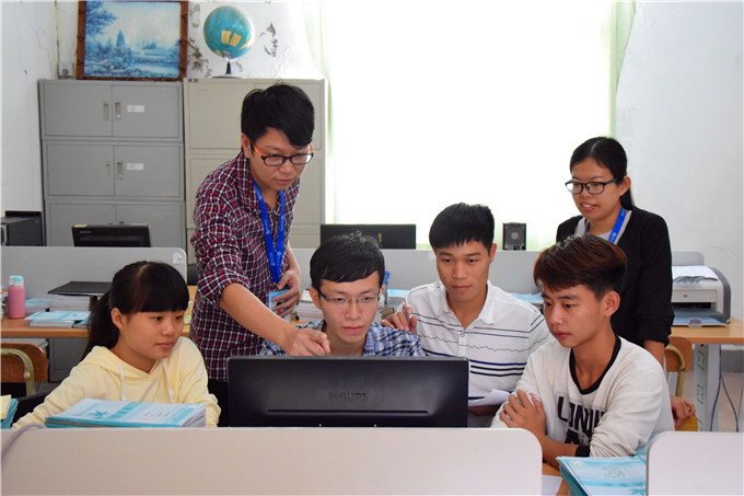 李冕鸿老师为学生讲解