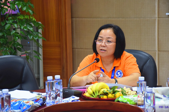 李主任主持座谈会