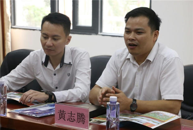 黄总作详细介绍