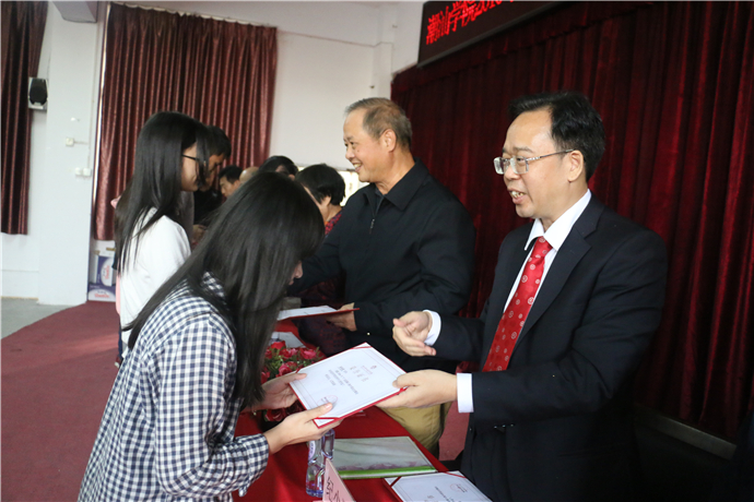 �������쵼��ѧԺ�쵼Ϊ��ѧ���佱