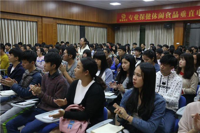 学生鼓掌