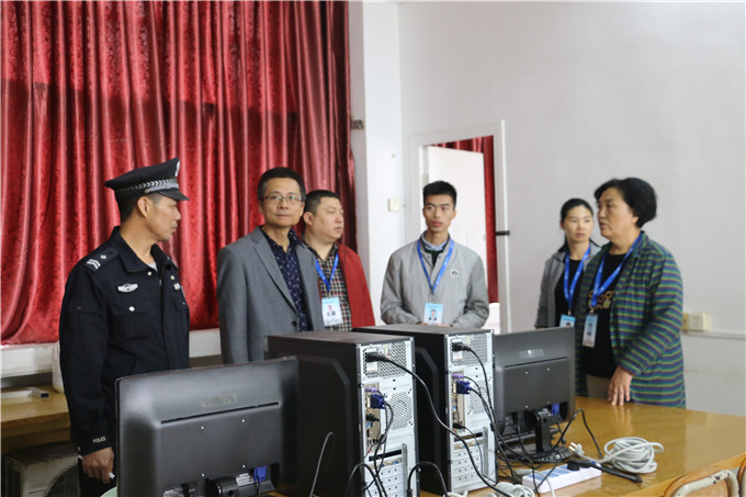 ���С��Լ����ϵ����ʵѵ�ҽ��а�ȫ���